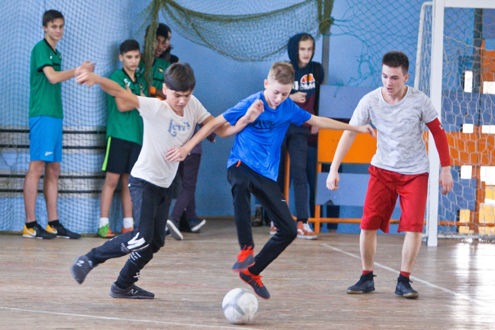 Футболисты «Газпром»-Академии награждают победителей футбольного турнира «Кубок Дюперрона»