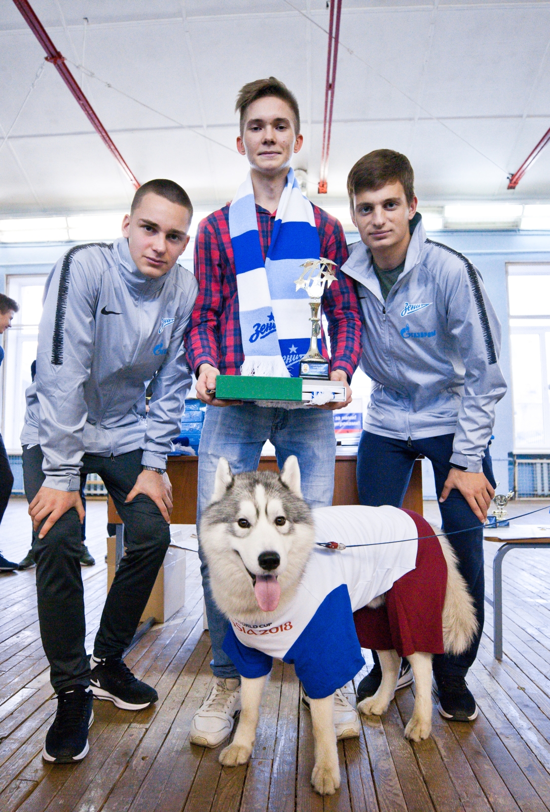 Футболисты «Газпром»-Академии награждают победителей футбольного турнира «Кубок Дюперрона»