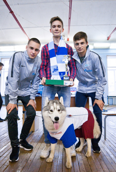 Футболисты «Газпром»-Академии награждают победителей футбольного турнира «Кубок Дюперрона»