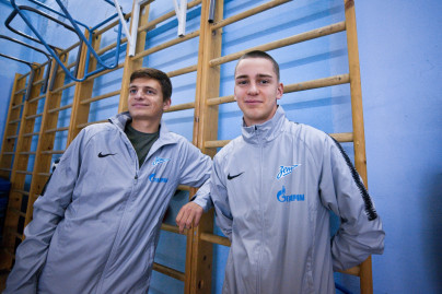 Футболисты «Газпром»-Академии награждают победителей футбольного турнира «Кубок Дюперрона»