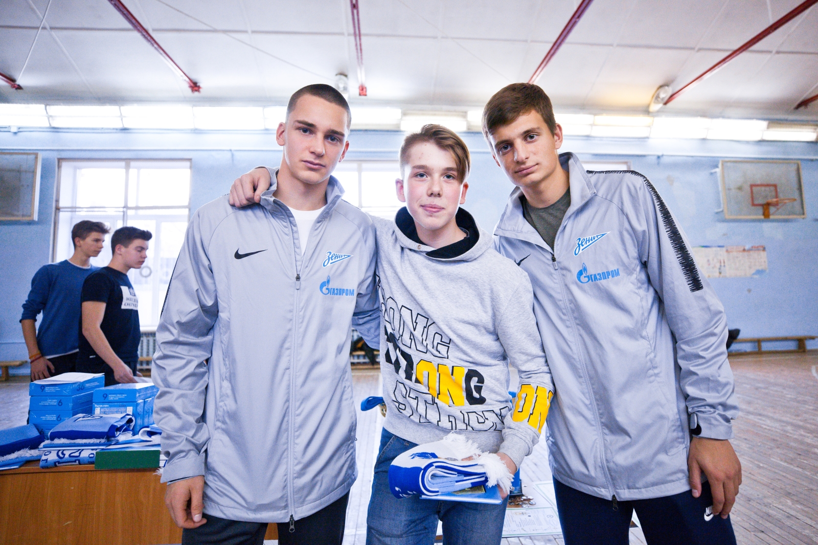 Футболисты «Газпром»-Академии награждают победителей футбольного турнира «Кубок Дюперрона»