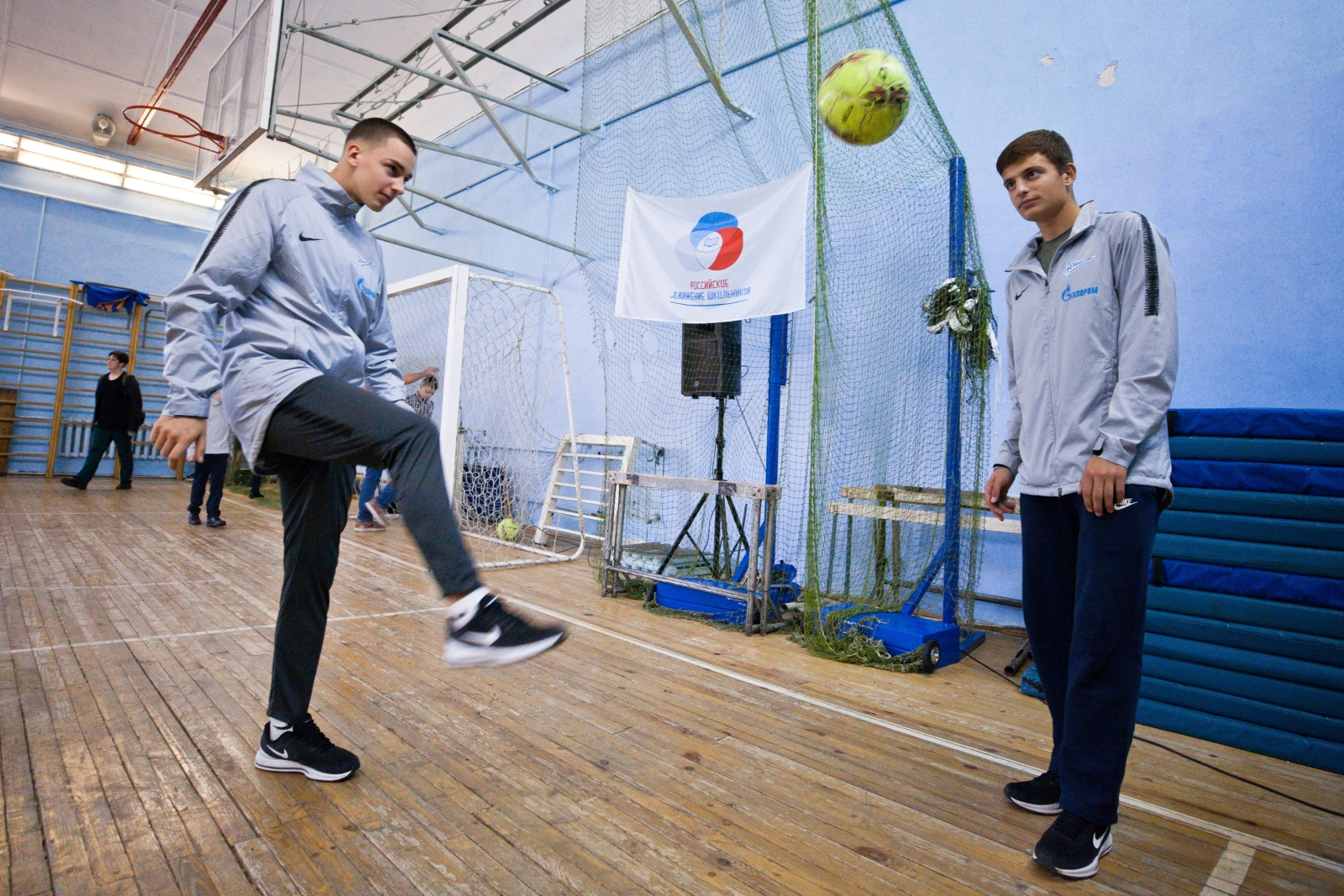 Футболисты «Газпром»-Академии награждают победителей футбольного турнира «Кубок Дюперрона»