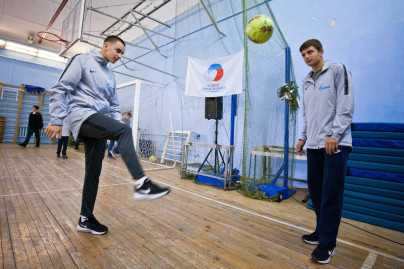 Футболисты «Газпром»-Академии награждают победителей футбольного турнира «Кубок Дюперрона»