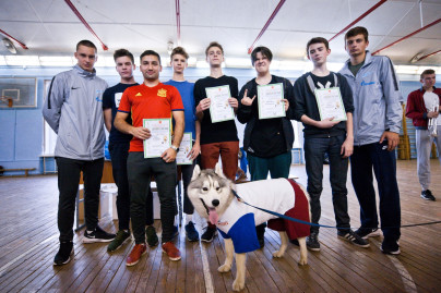 Футболисты «Газпром»-Академии награждают победителей футбольного турнира «Кубок Дюперрона»