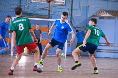 Футболисты «Газпром»-Академии награждают победителей футбольного турнира «Кубок Дюперрона»