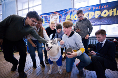 Футболисты «Газпром»-Академии награждают победителей футбольного турнира «Кубок Дюперрона»