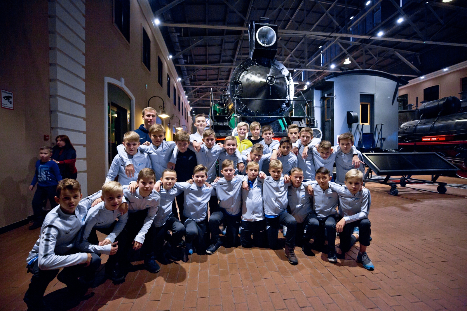 Команда Академии 2006 на экскурсии в музее железных дорог