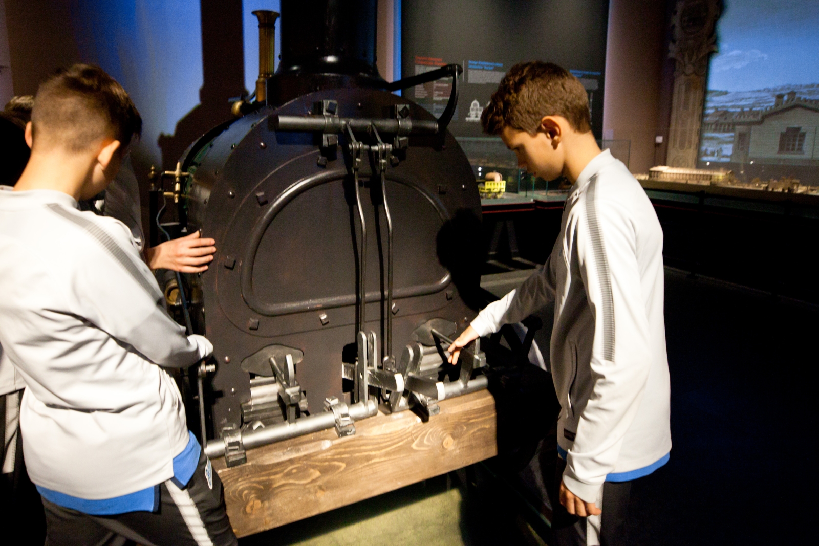 Команда Академии 2006 на экскурсии в музее железных дорог