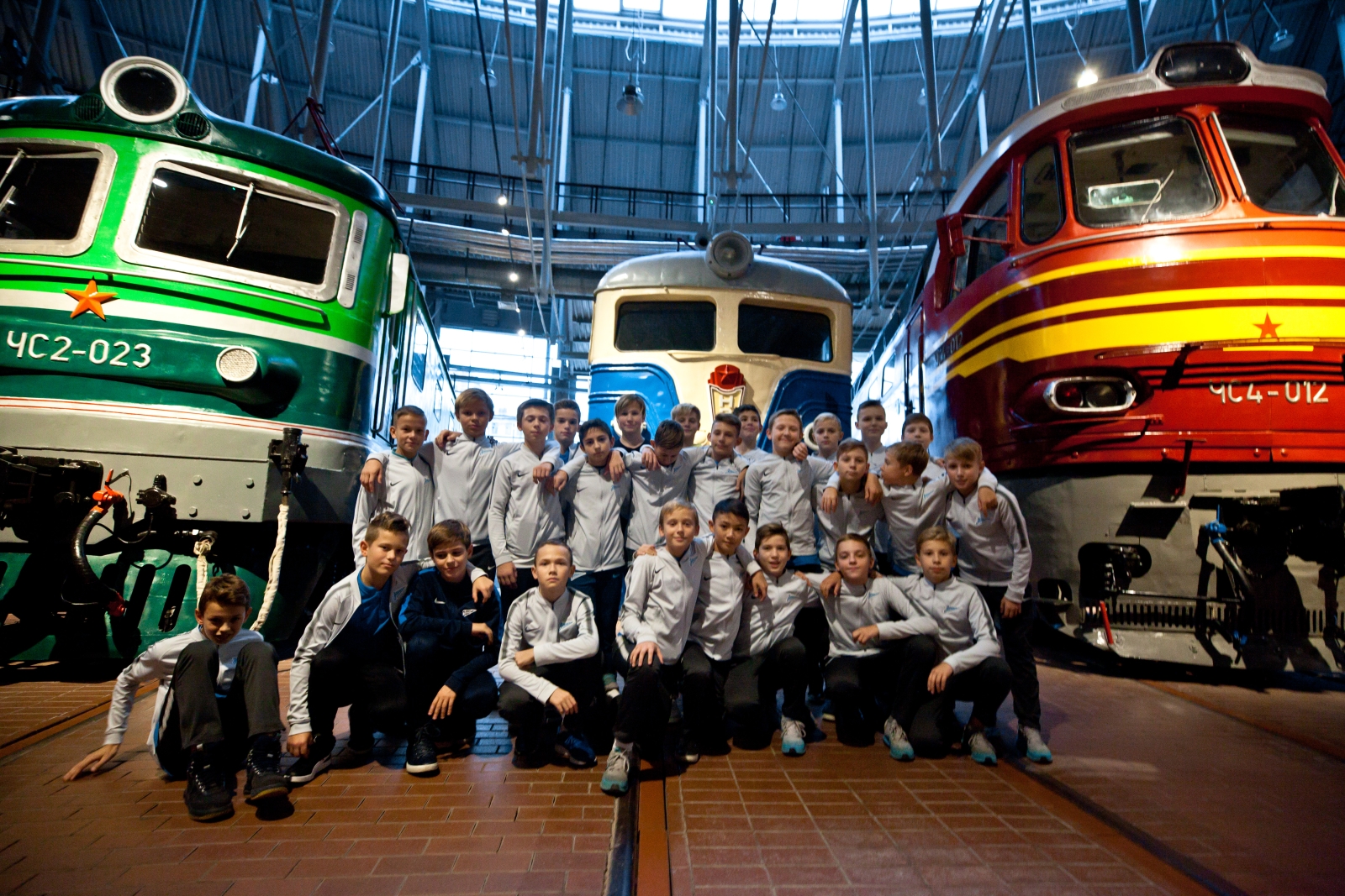 Команда Академии 2006 на экскурсии в музее железных дорог