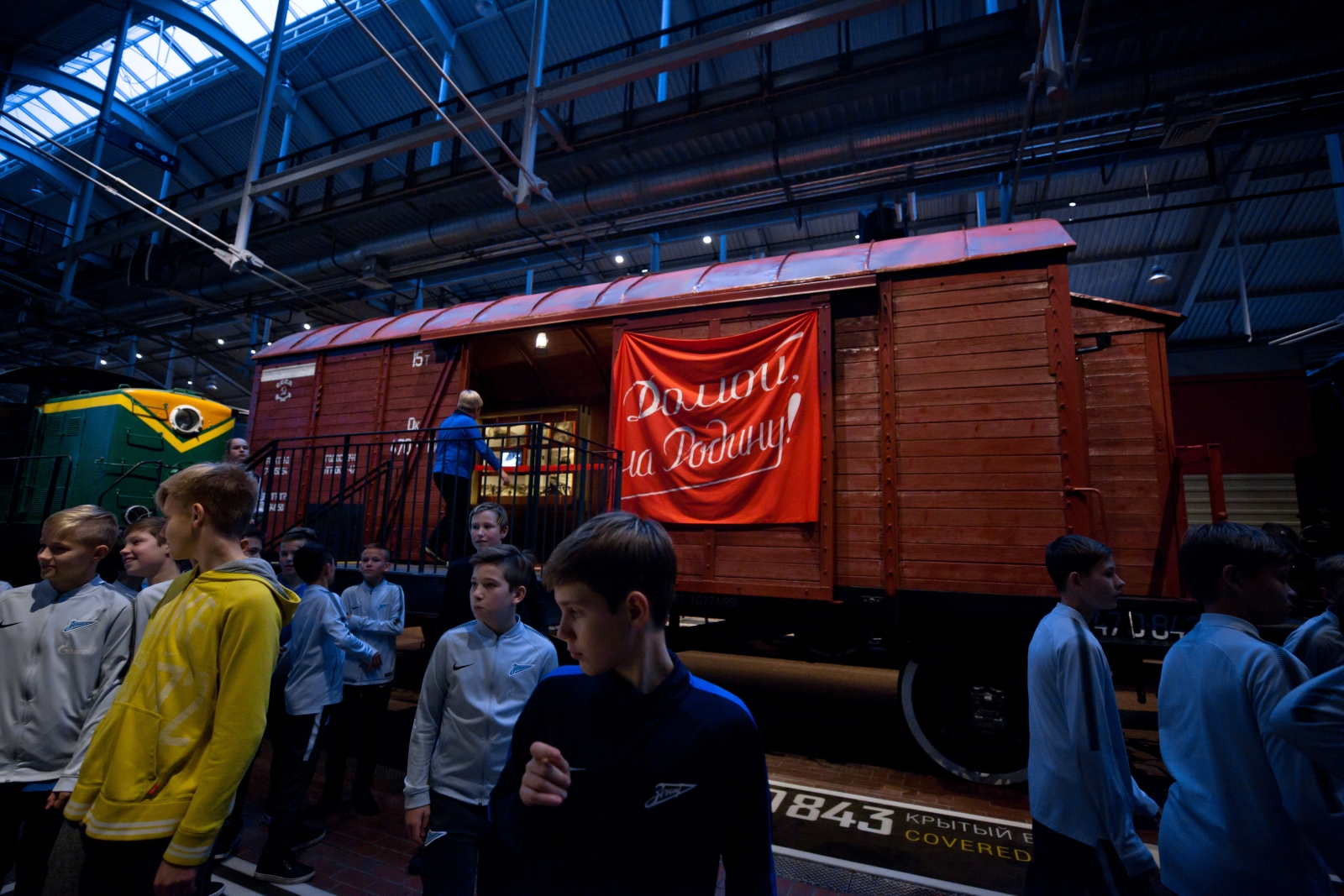 Команда Академии 2006 на экскурсии в музее железных дорог