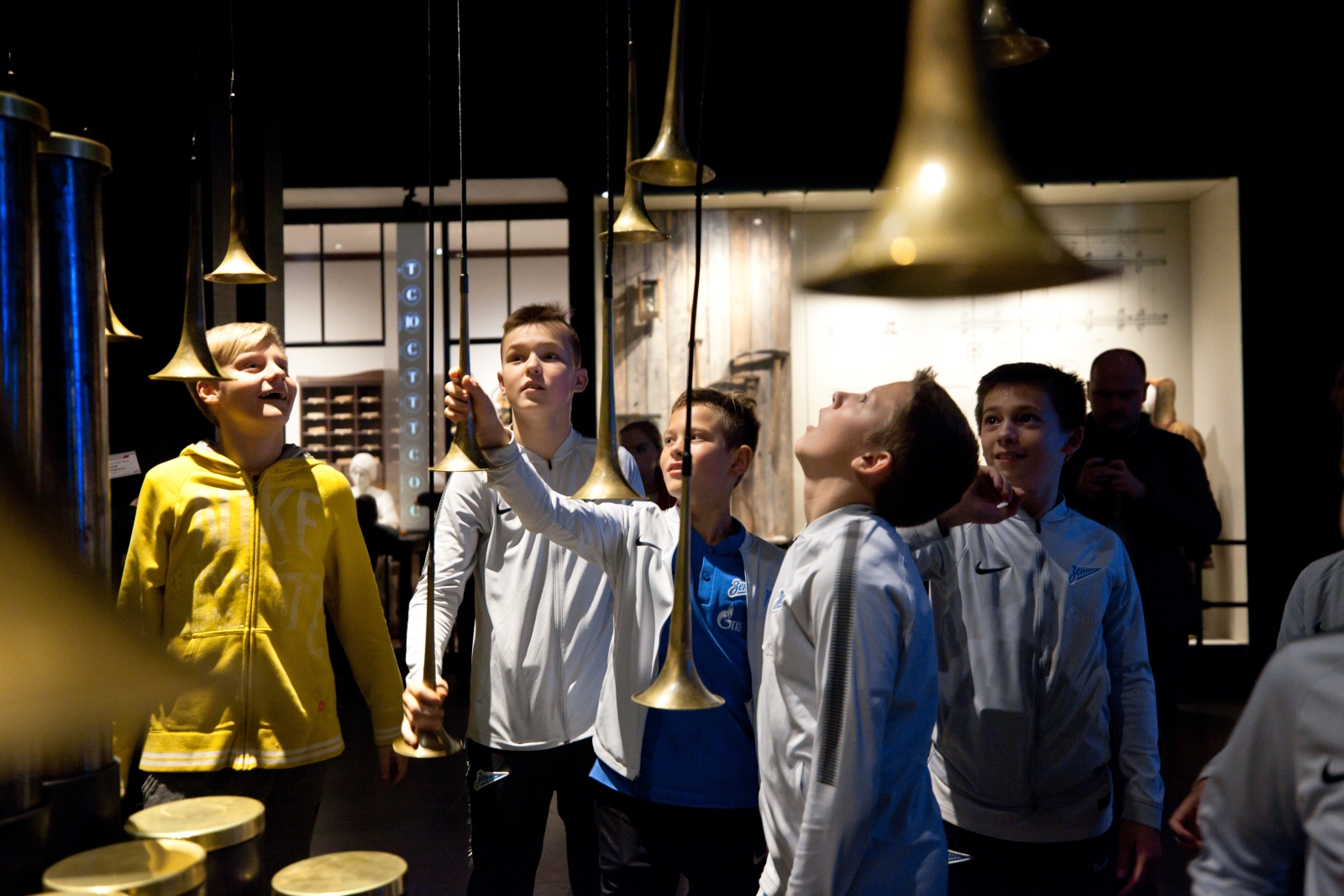 Команда Академии 2006 на экскурсии в музее железных дорог