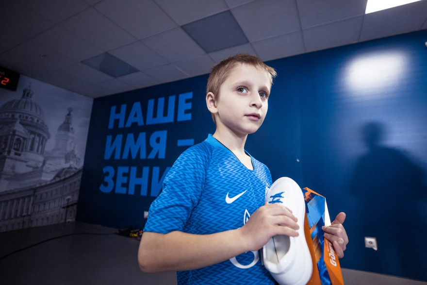 Ярослав вручает награду G-Drive «Лучший игрок сентября» Себастьяну Дриусси, нападающему ФК «Зенит»