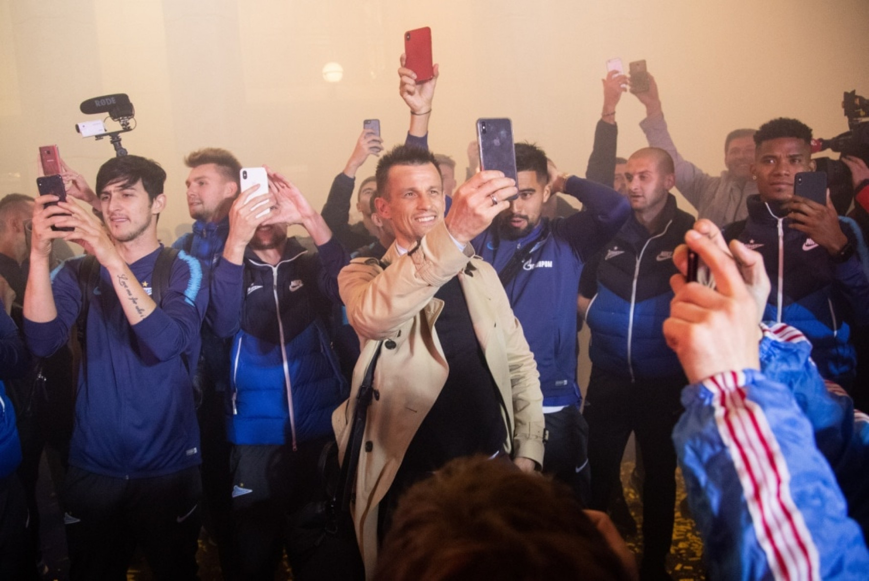 Факел воронежский болельщик. Фанат встретил. Фанат встретил. Фанаты встречают своих кумиров фото со спины. Фанат встретил.