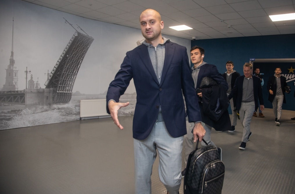 Прибытие игроков «Зенита» в костюмах Suitsupply на матч «Зенит» — «Локомотив»