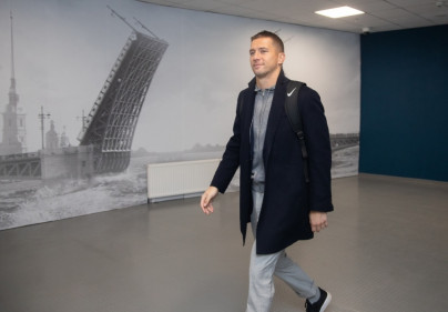 Прибытие игроков «Зенита» в костюмах Suitsupply на матч «Зенит» — «Локомотив»