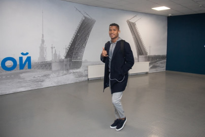 Прибытие игроков «Зенита» в костюмах Suitsupply на матч «Зенит» — «Локомотив»