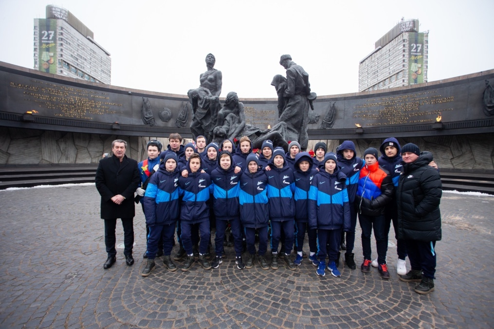 Возложение цветов к Монументу героическим защитникам Ленинграда