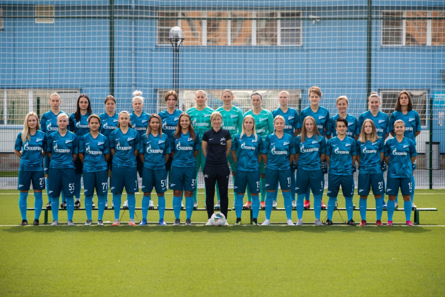 Фотосессия основного состава женской футбольной команды «Зенит» сезона 2020 года