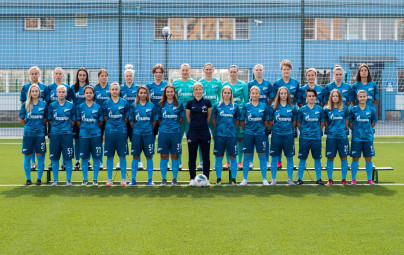 Общекомандная фотосессия женской футбольной команды «Зенит» сезона 2020 года
