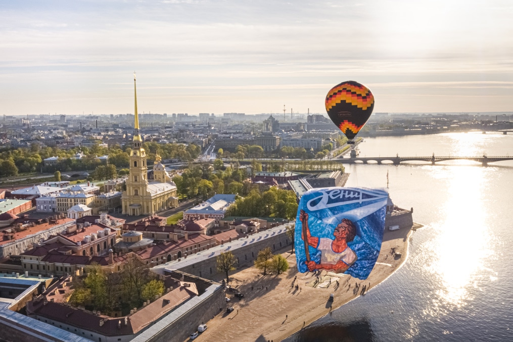 «Зениту» – 95: залп петропавловской пушки, Ростральные колонны и фанатское полотно в небе над Невой