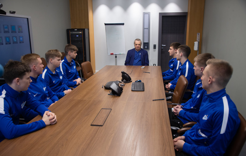 Подписание профессиональных контрактов футболистов юношеского «Зенита»