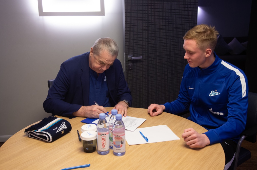 Подписание профессиональных контрактов футболистов юношеского «Зенита»