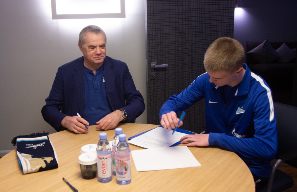 Подписание профессиональных контрактов футболистов юношеского «Зенита»