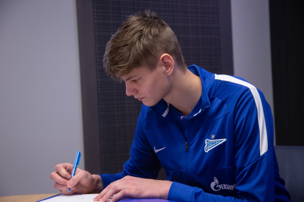 Подписание профессиональных контрактов футболистов юношеского «Зенита»