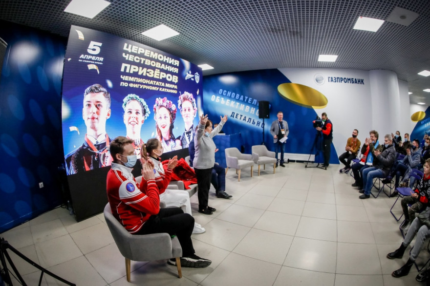 Чемпионы мира по фигурному катанию на матче «Зенит» — «Химки»