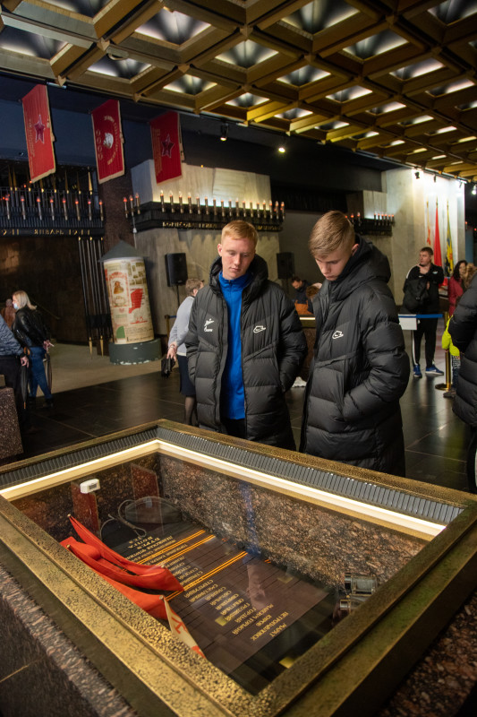 Команды Академии «Зенита» посетили Монумент героическим защитникам Ленинграда