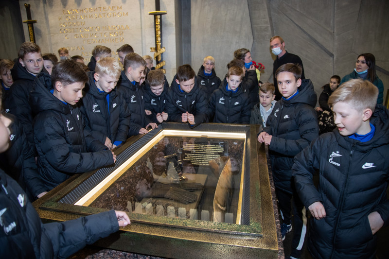 Команды Академии «Зенита» посетили Монумент героическим защитникам Ленинграда