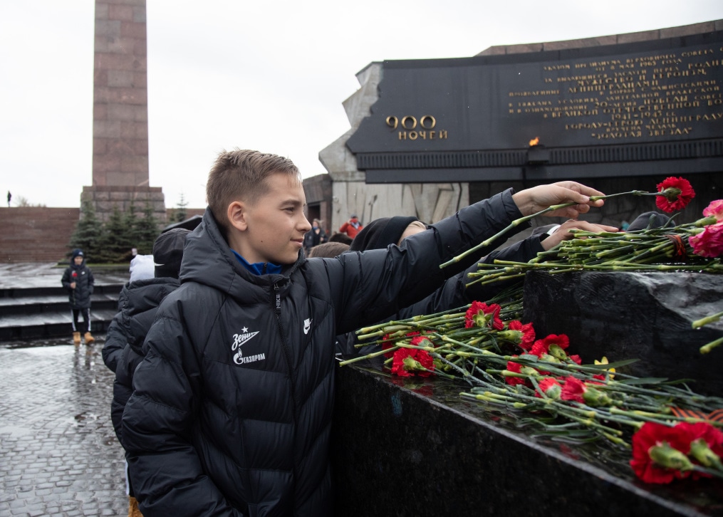 Команды Академии «Зенита» посетили Монумент героическим защитникам Ленинграда