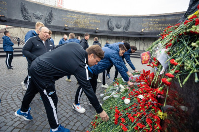 Игроки «Зенита»-2 возложили цветы к Монументу героическим защитникам Ленинграда