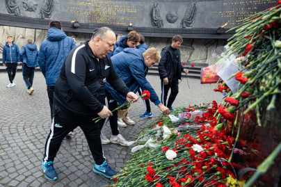 Игроки «Зенита»-2 возложили цветы к Монументу героическим защитникам Ленинграда