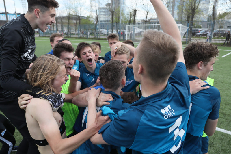 Церемония награждения «Зенита» U-16 кубком и золотыми медалями Чемпионов России