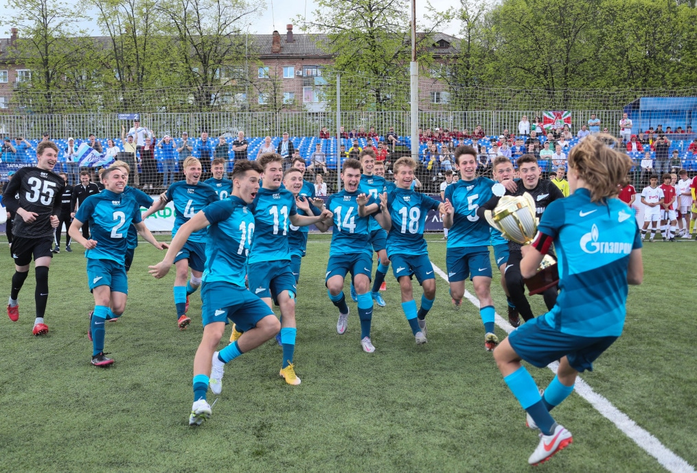 Церемония награждения «Зенита» U-16 кубком и золотыми медалями Чемпионов России