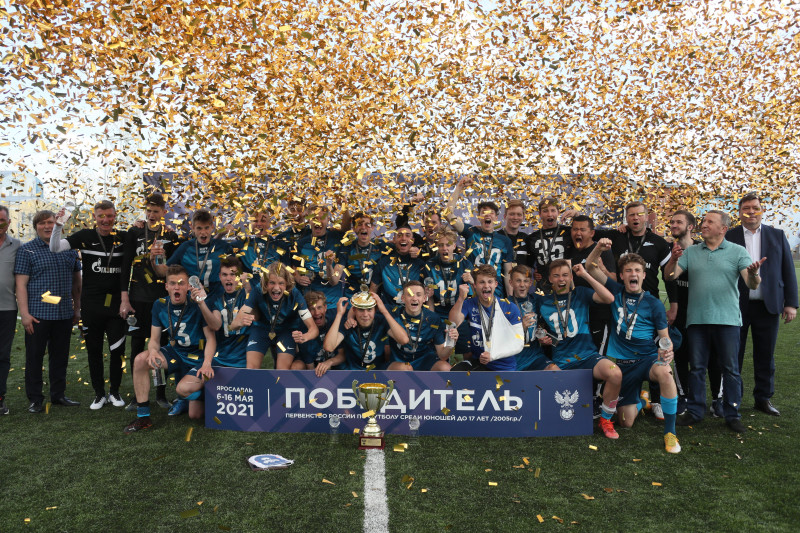 Церемония награждения «Зенита» U-16 кубком и золотыми медалями Чемпионов России