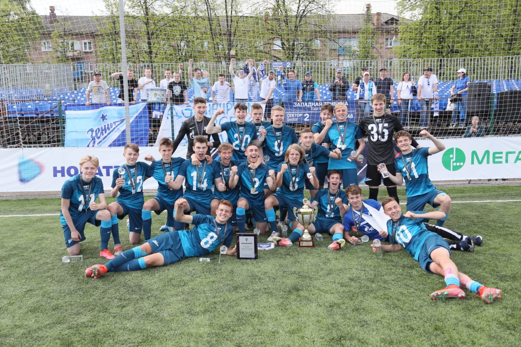 Церемония награждения «Зенита» U-16 кубком и золотыми медалями Чемпионов России