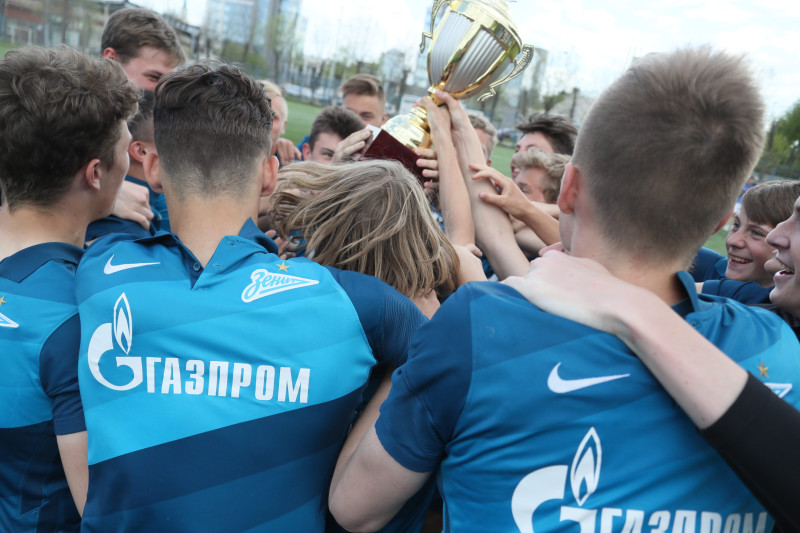 Церемония награждения «Зенита» U-16 кубком и золотыми медалями Чемпионов России