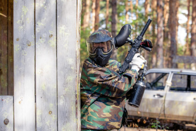 Женская команда «Зенит» играет в пейнтбол