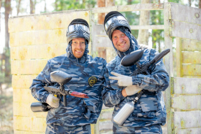 Женская команда «Зенит» играет в пейнтбол