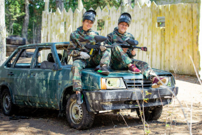 Женская команда «Зенит» играет в пейнтбол