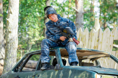 Женская команда «Зенит» играет в пейнтбол