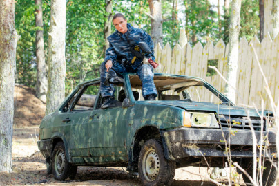 Женская команда «Зенит» играет в пейнтбол