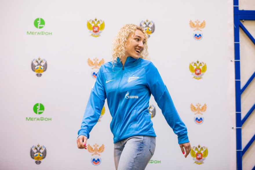 Вероника Куропаткина и Лина Якупова на открытии детского турнира «Будущее зависит от тебя»