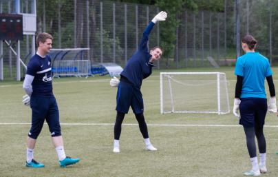Андрей Лунёв, экс-вратарь «Зенита» принял участие в тренировке женской команды «Зенит»