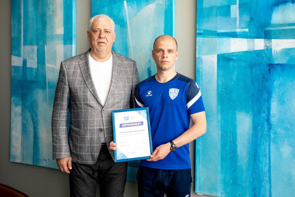 Вручение сертификатов тренерам из Сургута от Центра повышения квалификации тренеров