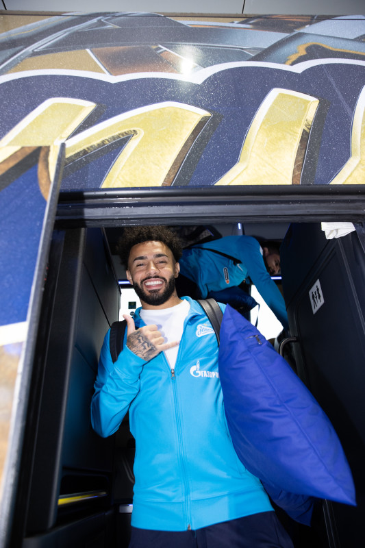 Команда «Зенит» в «Пулково» перед вылетом на матч с «Химками»