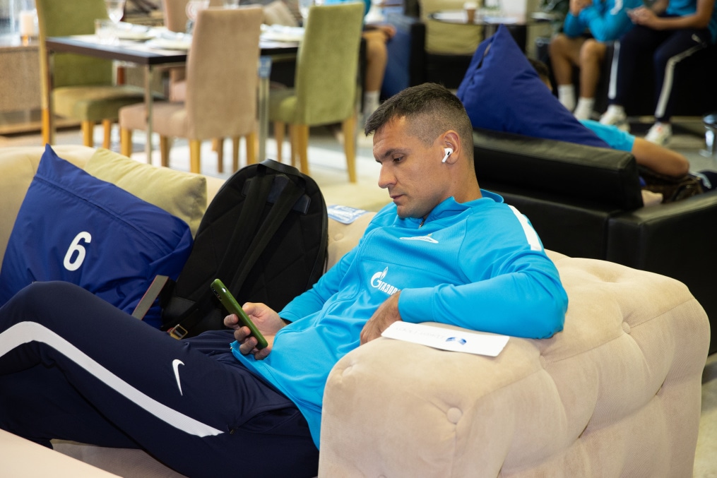 Команда «Зенит» в «Пулково» перед вылетом на матч с «Химками»