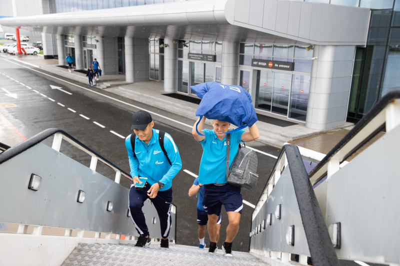 Команда «Зенит» в «Пулково» перед вылетом на матч с «Химками»